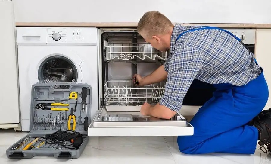 Gümüşova Hitachi servisi teknisyen ekibi beyaz eşya tamiri yaparken